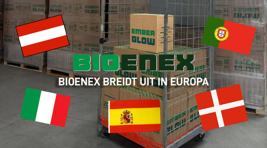 BIOENEX Europese uitbreidingsbanner: Rolcontainer met dozen EmberGlow-houtbriketten in het magazijn omringd door de vlaggen van Oostenrijk, Denemarken, Italië, Spanje en Portugal met de tekst „BIOENEX Breidt Uit in Europa“